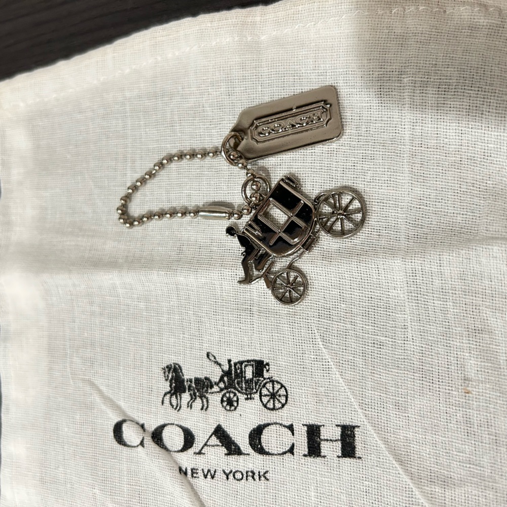 Coach silver-tone metal horse and carriage bag charm and hang tag - Picture 5 of 5